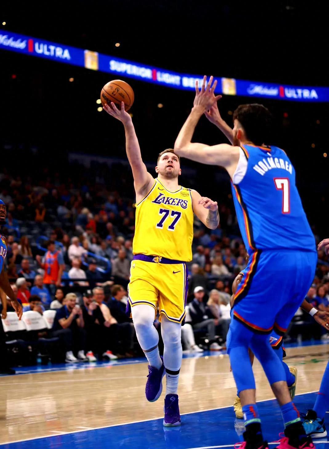 关于快船队不敌勇士，西部半决赛战况胶着的信息