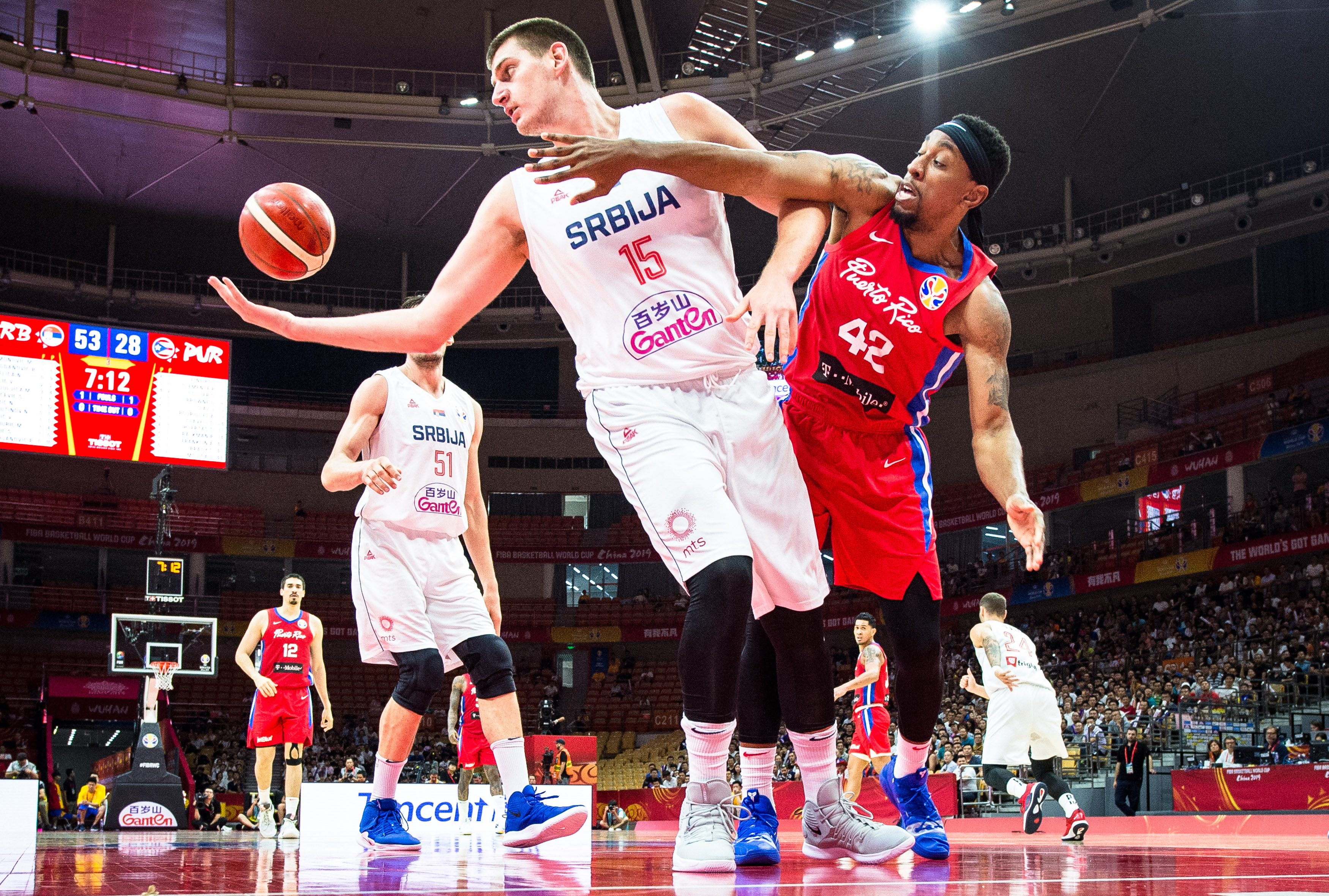 包含塞尔维亚大胜卢森堡，斯洛伐克客场遭遇逆转失利的词条