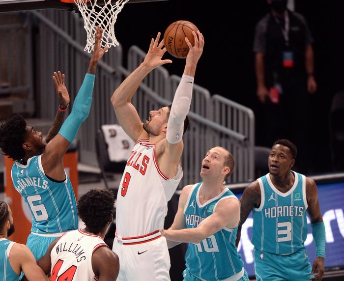 爱游戏官方-火箭客场大胜公牛，快船横扫黄蜂