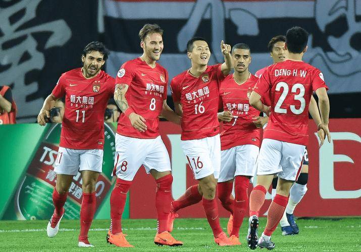 爱游戏地址-球场上的风云变幻，一触即发的悬念