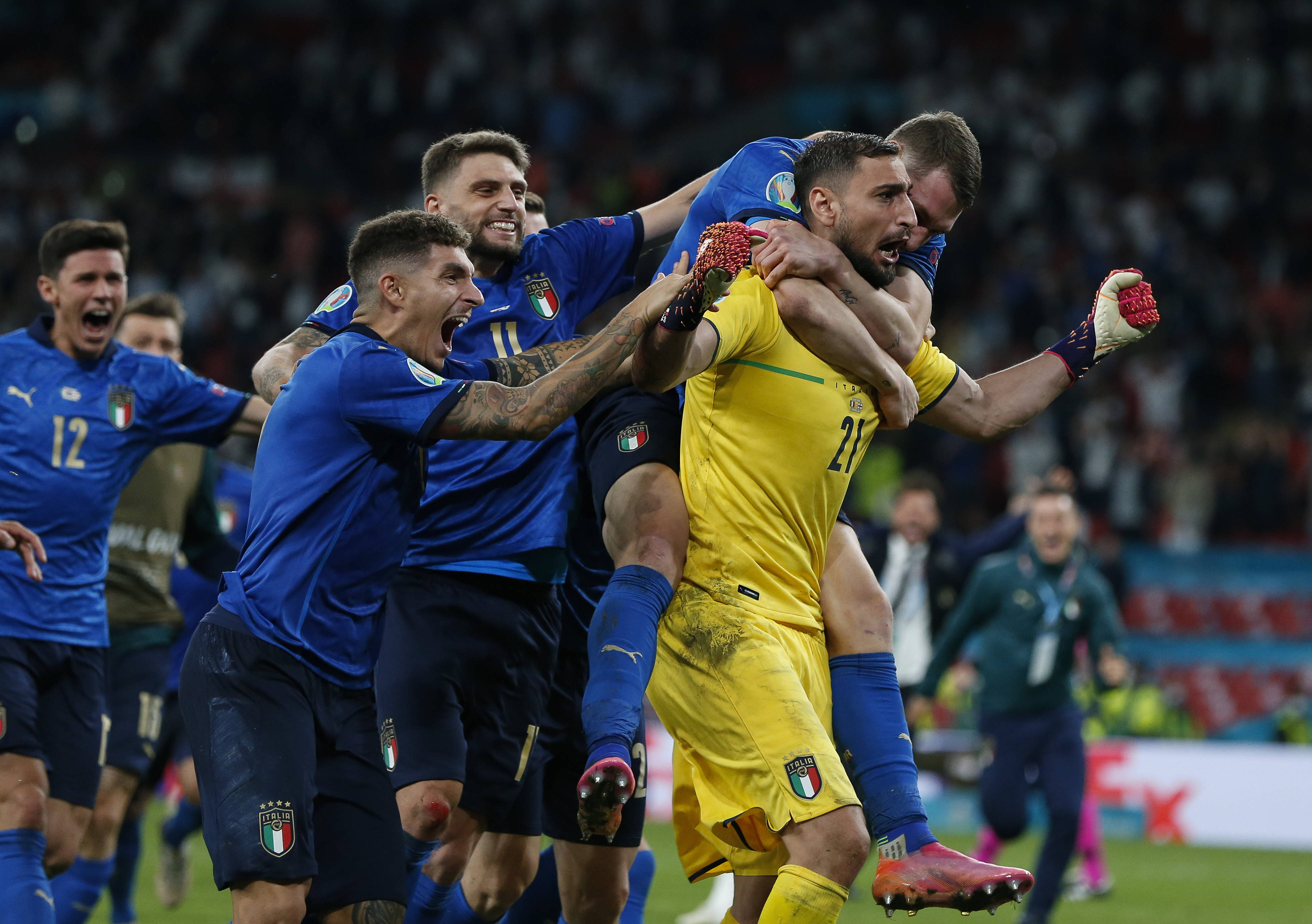 西班牙队在欧预赛比赛中轻松取胜