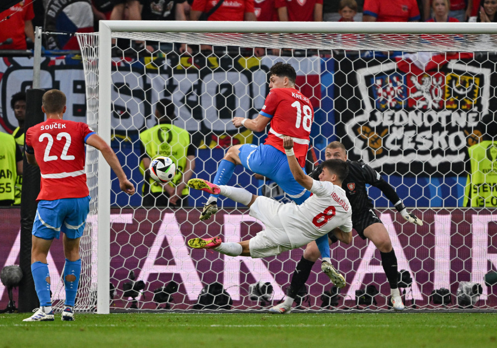 精湛足球比赛中球员射门精准无误 精湛足球比赛中球员射门精准无误