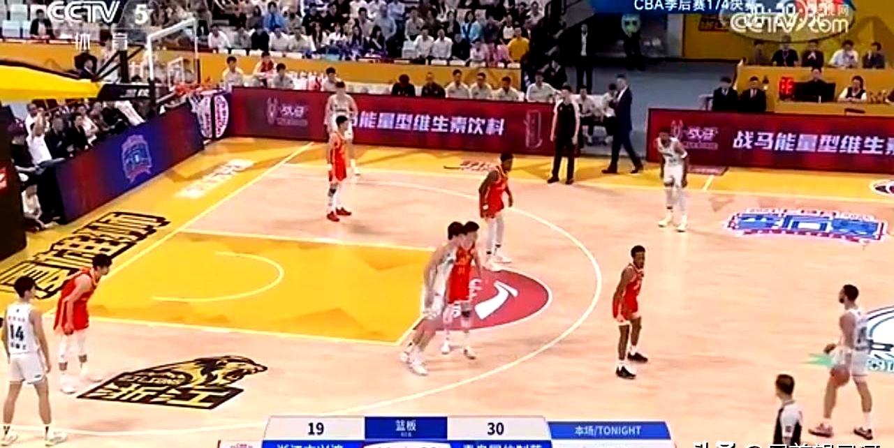 爱游戏新闻-比赛中球队连续遭遇对手反击，陷入困境