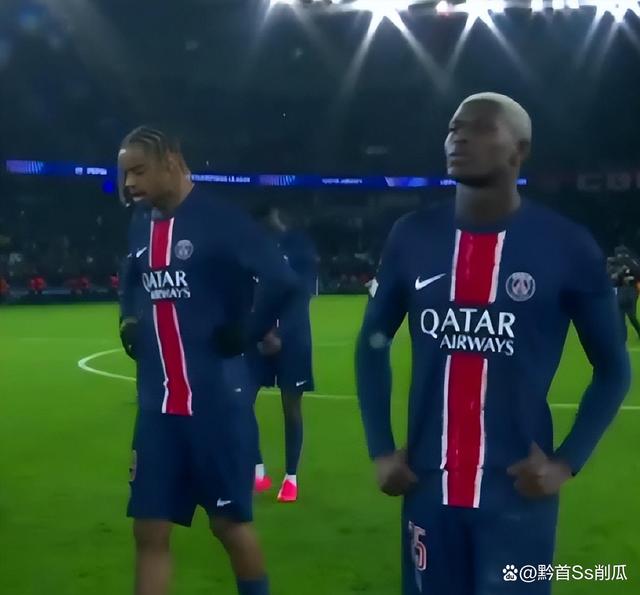 防线坚如磐石:足球比赛中的守卫之战 防线坚如磐石:足球比赛中的守卫之战