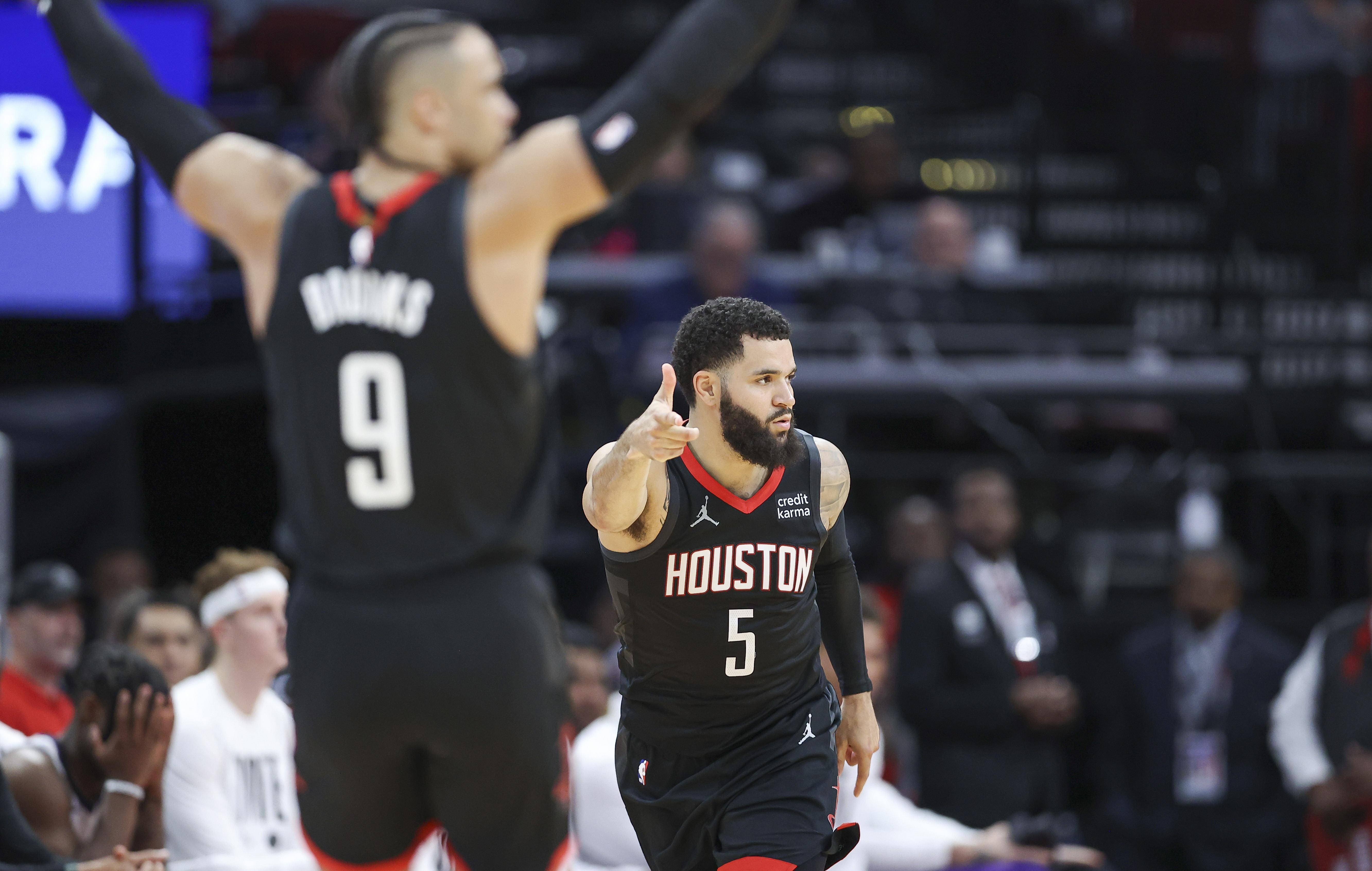 包含球队历史巨无霸遗忘，年轻新人拼力辅佐前行的词条