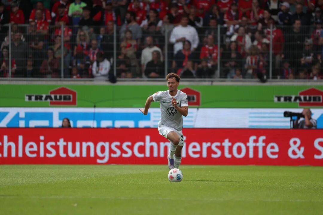 沃尔夫斯堡签下新后卫强化防守实力