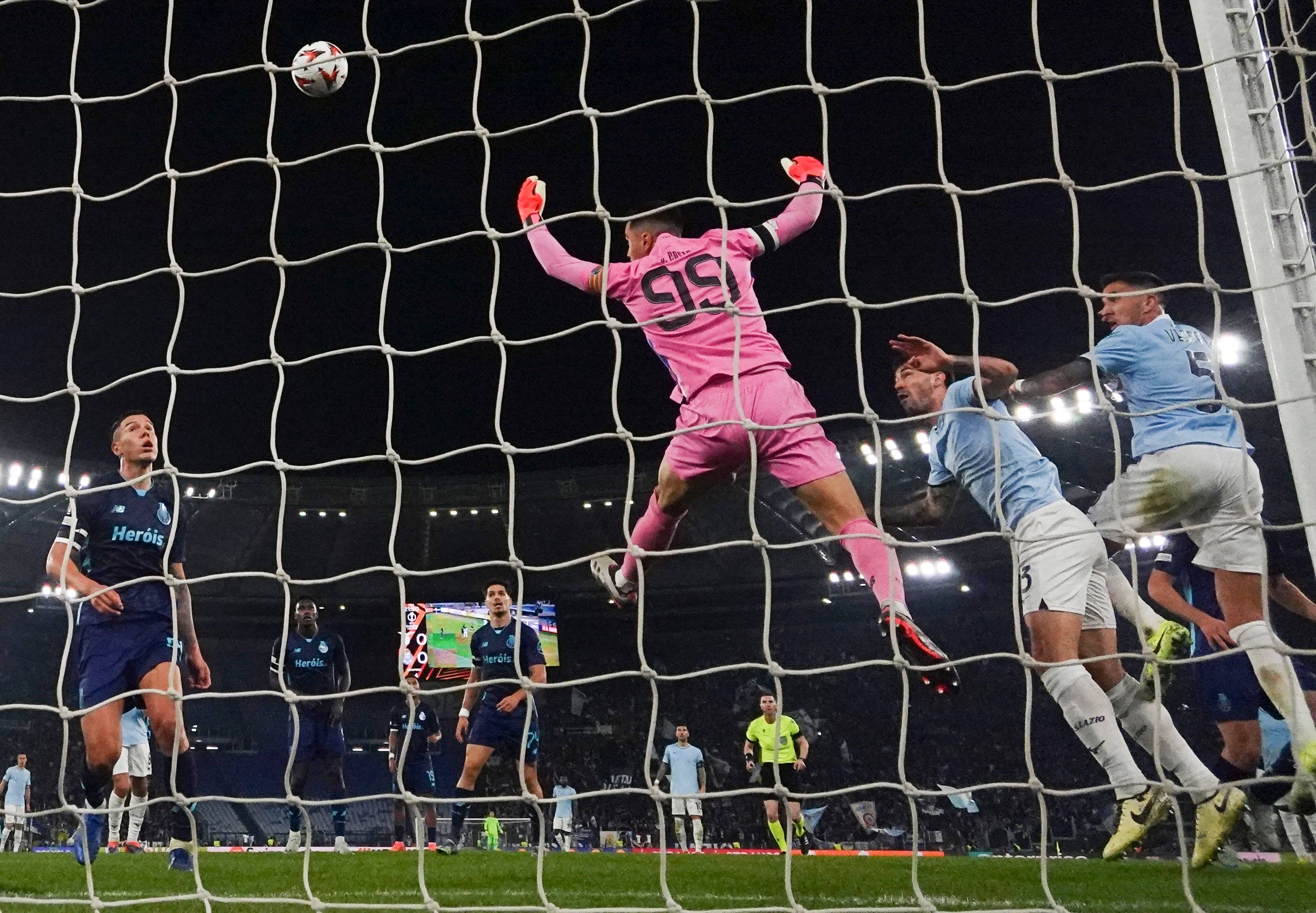 紧张激烈!欧洲足球比赛引爆体育圈 紧张激烈!欧洲足球比赛引爆体育圈