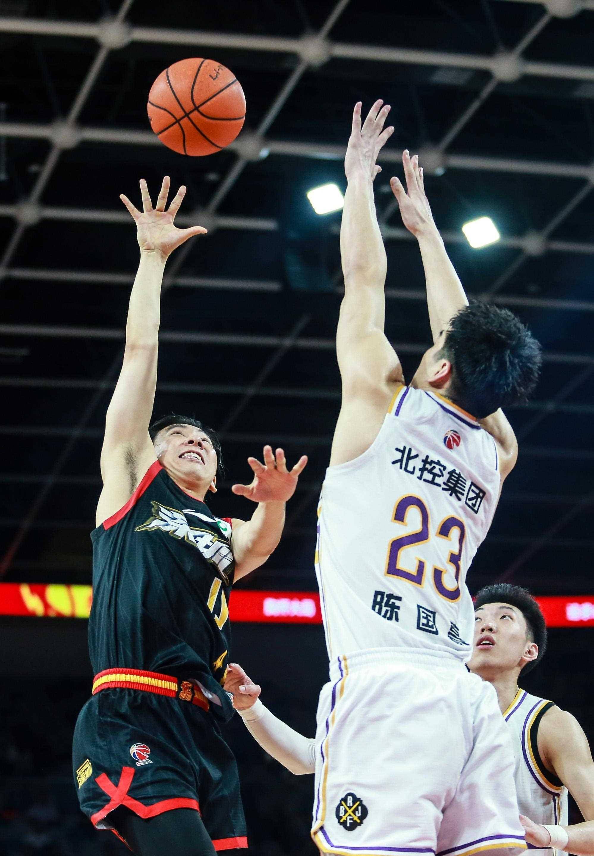 国内篮球联赛季后赛榜首之争愈发激烈