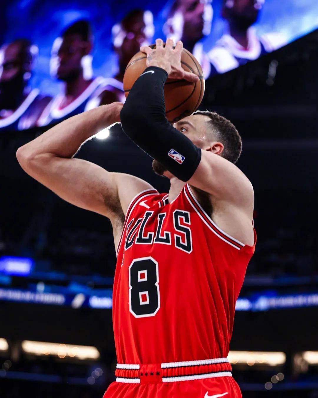 爱游戏官网入口-公牛客场告捷，拉文砍下高分