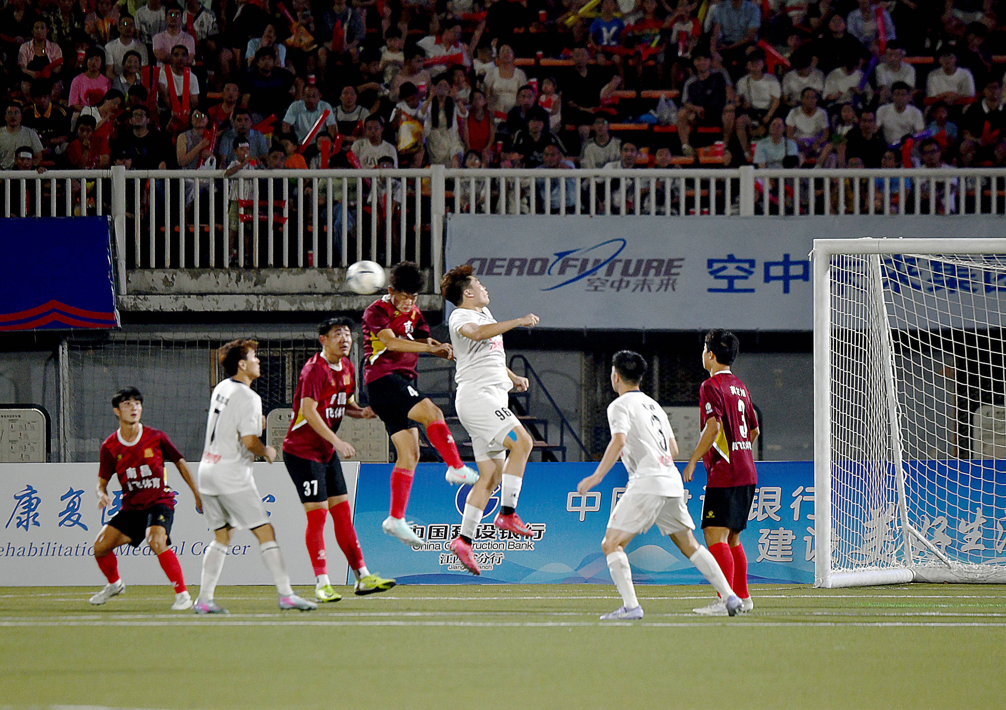 球队的主场比赛引发了狂热的球迷热情 球队的主场比赛引发了狂热的球迷热情