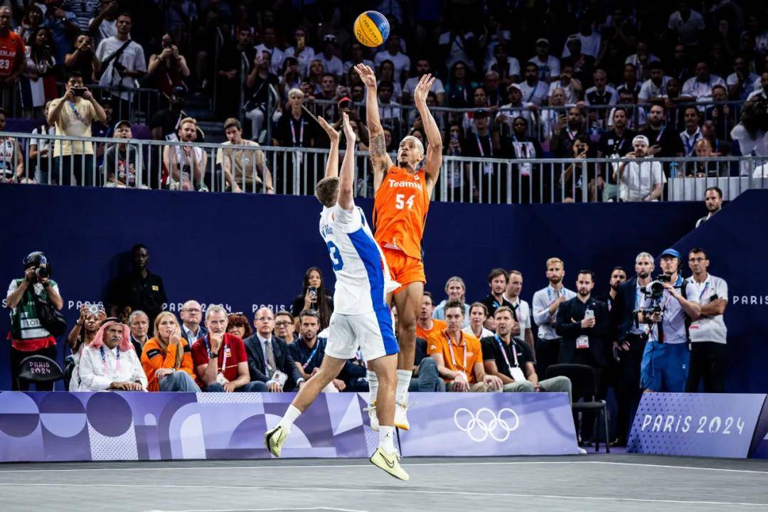 荷兰篮球联赛开幕式盛大举行，吸引众多球迷到场的简单介绍