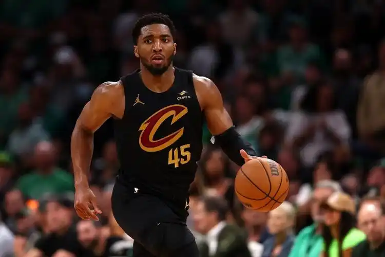 关于爵士力克活塞，米切尔迎来破门之夜的信息