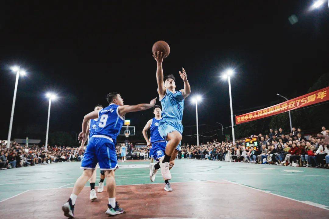 篮球联赛的球员们备战冲刺最终胜利