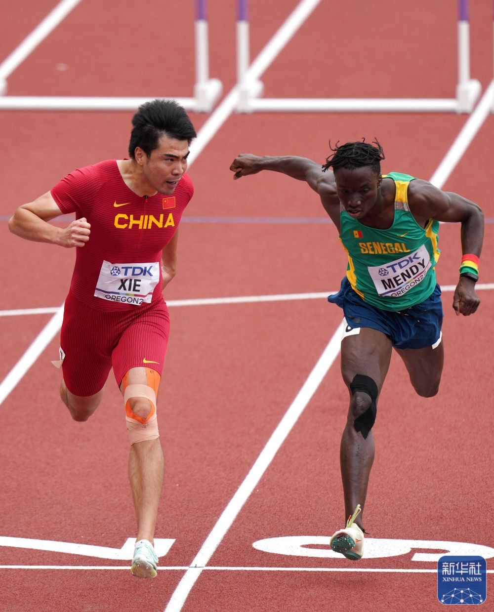 爱游戏链接-巴西田径选手奋力冲刺，一路领先夺冠