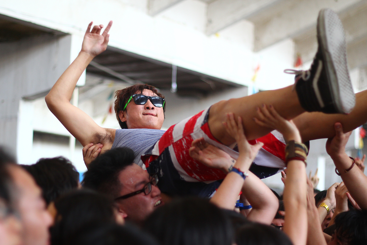 爱游戏新闻-运动员们在比赛中全力以赴，拼尽全力